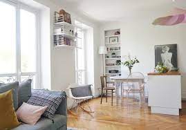Une cuisine fonctionnelle, un espace entrée et bureau, une chambre et un petit salon pour recevoir les convives. La Transformation D Un T2 En T3 Par L Atelier D A Cote Une Hirondelle Dans Les Tiroirs
