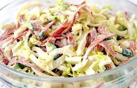 салат с пекинской капустой и красной рыбой и сухариками Legkij Salat S Pekinskoj Kapustoj I Kolbasoj Recepty Salatov