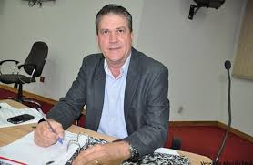 Marco Coca diz que água sai na torneira com a cor de chocolate