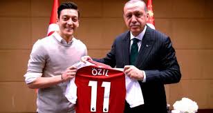 Kariyer sayfasında mesut özil isimli futbolcunun sezon bazında takımının yer almış olduğu turnuvalardaki maç, gol, asist, sarı kart, kırmızı kart, oyuna girme, oyundan alınma. Mesut Ozil Is It Because I M A Muslim