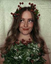 Holly Petersen's Instagram, Twitter & Facebook