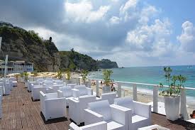 Tropea beach sits at the foot of the old town, and others, each more beautiful than the next line the costa degli dei and around the horn of capo vaticano, an area of great natural beauty, both along the sea and inland, as well. Beachclub Blanca Beach Club Tropea Tropea Reisebewertungen Tripadvisor