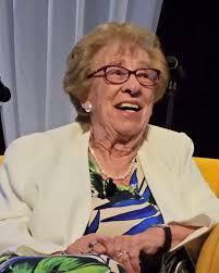 What a very special and moving evening hearing the story and message of  Mrs. Eva Schloss in a room packed with close to 1000 people. It was  incredible to see how Aruba