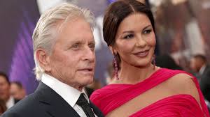 Catherine Zeta-Jones po nevhodném komentáři k chlapci vzbudila rozruch i na  Emmy: Pod průsvitnou róbou neměla prádlo