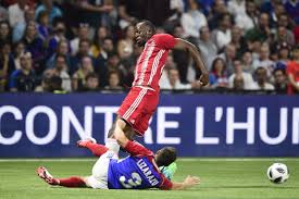 Bixente lizarazu is defender in athletic club and dresses the number 3. Bayern Legende Hat Nichts Verlernt Lizarazu Packt Die Killer Gratsche Aus Aktuelle Fc Bayern News Transfergeruchte Hintergrundberichte Uvm