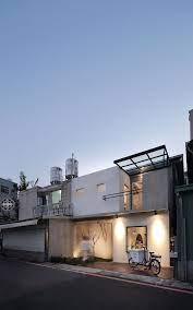 這是一個老屋更新的建築方案 由於都市更新與道路重劃緣故 老房子原有的背立面將成為未來的主入口 我們盡可能保留台灣 老屋常見的元素與材料 如 磨石地磚與桌面 樓梯鐵花扶手 木構屋架系統 而中式圓拱門也改造變身為具有符號想像的吧檯窗 architect architectural