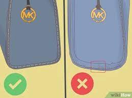 The zippers, trim, and seams are always stitched. Eine Gefalschte Michael Kors Tasche Erkennen Wikihow