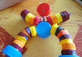 Vous trouverez dans cet article une idée facile, rapide, et économique à réaliser : Quoi Faire Avec Les Bouchons En Plastique