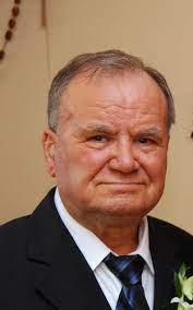 Le grain de voix éraillé du sicilien, façon soie déchirée, s'allie particulièrement bien à la pureté limpide. Salvatore Adamo Obituary 2020 Hamilton On Torstar