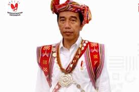 Pakaian tradisional lombok begitu terkenal dengan buku nyanyiannya yang khas, elegan dan berkelas. Jokowi Kenakan Baju Adat Timor Tengah Selatan Saat Pimpin Upacara Hut Ri Berikut Makna Setiap Motif Pikiran Rakyat Bekasi