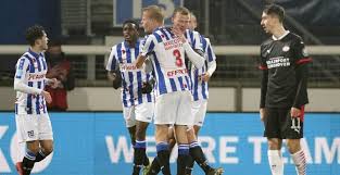 Die psv eindhoven lässt im duell an der spitze mit ajax amsterdam wichtige zähler liegen und spielt gegen heerenveen nur unentschieden. Live Bizarre Slotfase In Friesland Var Redt Psv Tegen Heerenveen Gesloten Voetbalprimeur Nl