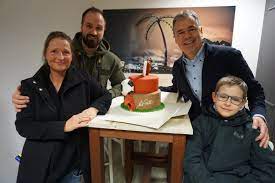 Axel prahl is a 60 year old german actor born on 26th march, 1960 in eutin, germany. Fc St Pauli No Twitter Zuckersusse Uberraschung Fur Unsere Geschaftsstelle Axel Prahl Verwohnte Die Mitarbeiterinnen Mit Dieser Tollen Leckerei Die Torte Uberbrachte Axels Nichte Samt Familie Herzlichen Dank Lieber Tatort Kommissar Thiel Fcsp