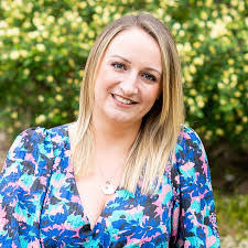 Lora May's Instagram, Twitter & Facebook