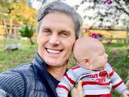 Pai aos 48 anos, André Segatti fala sobre bebê: "Renovou minhas forças"