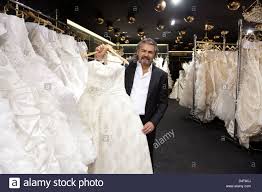 Dein brautkleid soll dich zum strahlen bringen an deinem großen tag. Brautmodengeschaft Stockfotos Und Bilder Kaufen Alamy