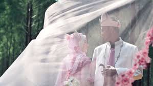 Hal ini sangat diperlukan karena suami adalah pemimpin bagi keluarganya sehingga ia harus menjadi contoh yang baik bagi anak dan istrinya. Hukum Menyematkan Nama Suami Di Belakang Nama Istri