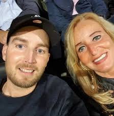 Get into the Christmas spirit with BOUKE SINGS CHRISTMAS SONGS