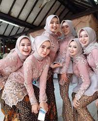 Mau pakai baju batik couplean bareng pasangan? Bridesmaid Dresses Hijab Muslim Simple Bridesmaid Dresses Hijab Style Bridesmaid Dresses Hijab Maroon Inspirasi Fashion Hijab Gaun Pesta Hijab Chic