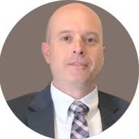 600+ profilů „Hench“