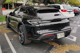 Und wer den blick im taycan cross turismo nach rechts schweifen lässt, entdeckt noch ein analoges highlight: The Porsche Taycan Cross Turismo Electric Station Wagon Release Newsabc Net