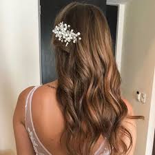 Benzer Saclarda Kullanilabilecek Modellerden Dilediginiz Modelde Gelin Taci Nisan Ve Soz Benzer Saclarda Kullanilabilecek Mo Hair Styles Hair Long Hair Styles