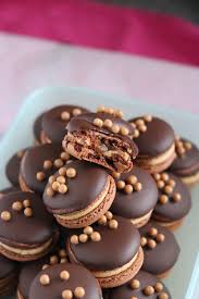 Macarons Mit Schokolade Und Caramel Platzchen Backen Platzchen Backen Rezepte Kuchen Und Torten Rezepte