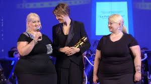 Come un gatto in tangenziale. Paola Cortellesi E Le Gemelle Cult Di Come Un Gatto In Tangenziale Youtube