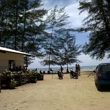 Sekretariat yang selalu siaga, mushola yang besar, tempat mandi lengkap dengan pancuran yang banyak dan bersih,pantai yang. Pantai Lamaru Pantai