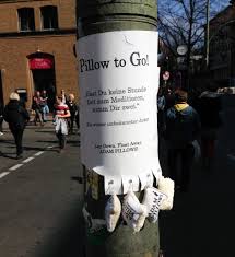 Notes Of Berlin Ist Eine Hommage An All Die Notizen Die Berlin Tagtaglich Im Stadtbild Hinterlasst Fahrrad Kaufen Notes Of Berlin Abreisszettel