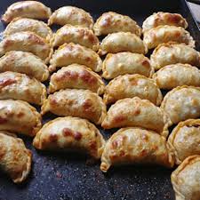 La empanada chilena se rellena tradicionalmente con un guiso de carne llamado pino, es un plato suramericano muy popular y económico. Empanadas Criollas Picture Of La Cocina Del Oso Lujan De Cuyo Tripadvisor