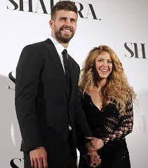 Shakira se desparte de pique? Shakira Si A Prezentat Noul Album La Barcelona Purtand O Rochie Crosetata Adpm