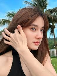 Laura Knipping's Instagram, Twitter & Facebook