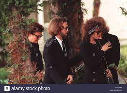 Der vierjährige conor clapton, sohn eric claptons und der italienischen schauspielerin lori del santo, hielt sich zusammen mit seiner mutter und einer haushälterin im 53. Pa News Foto 28 03 91 Rock Legende Eric Clapton Mit Schauspielerin Lori Del Bei Der Beerdigung In St Maria Magdalena Kirche Ripley Surrey Fur Ihren Sohn Conor 4 Jahre Alt Starb Vor Acht Tagen
