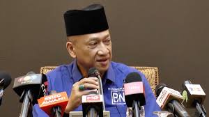 Nazri aziz minta muhyiddin yassin letak jawatan dalam umno. Zbs O3m7l1kucm