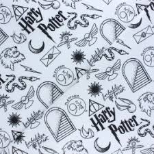 An eleven year old boy, harry potter, who lives with his uncle, aunt and cousin, having lost his parents as an infant, finds o. Tissu Harry Potter Flanelle Harry Potter Universe Noir Mpm