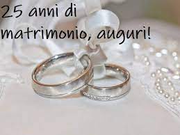 L'anniversario di matrimonio è un giorno molto particolare nella vita di una coppia, indipendentemente dal numero di anni che vengono festeggiati. Buon Anniversario Di Matrimonio 100 Frasi E Immagini Da Dedicare Agli Sposi Aforismi E Citazioni