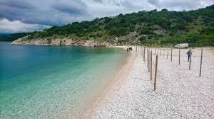Der größte teil des strandes ist kiesel und ein kleinerer teil ist gepflastert. Potovosce Turm Krk