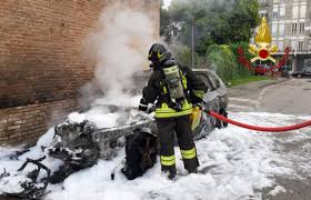 Sul posto radiomobile e vigili del fuoco abano. Stra Auto Si Incendia Per Strada Nessun Ferito Televenezia