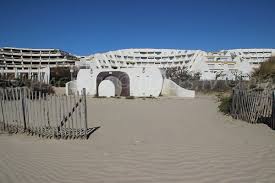 La grande motte è una delle località estive preferite di molti vacanzieri, grazie alle sue strutture moderne e attrazioni turistiche. Plage Du Couchant La Grande Motte 34 Herault Languedoc Roussillon Plages Tv