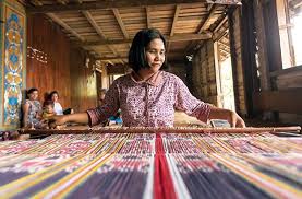Kain sarung ini sempit dan panjangnya cuma lebih kurang separas lutut. Kain Tenun Tradisional Dayak Iban Tembus Kancah Internasional
