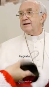 -No quiso trono, ni capa de oro y desde el, primer instante eligió la  sencillez. Así comenzó el papado de Francisco: con humildad, rompiendo  moldes y acercándose al pueblo., Un Papa distinto, desde el ...