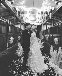 Kaley Cuoco And Karl Cook Hochzeitsfeier Ideen Pferde Hochzeit Unkonventionelle Hochzeitskleider