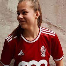 Le maillot domicile du club liégeois reste très simple. Le Standard De Liege Presente Ses Maillots Pour La Saison 2021 2022