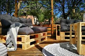 Dazu brauchen sie nur wenig zubehör und werkzeug. Terrasse Aus Paletten Mit Palettensofa Selber Bauen Selbermachen De
