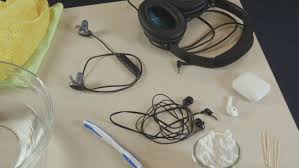 Here S The Correct Way To Clean Your Earphones And Earbuds Komo