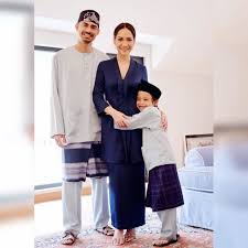 Contek gaya 4 seleb yang kompak pakai baju lebaran seragam. 12 Baju Lebaran Keluarga Selebritas Ini Bisa Disontek Modelnya Makin Kompak Pas Foto Bersama