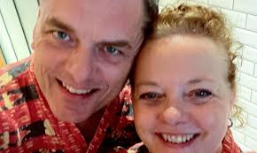 Jan. E. og konen Jane Jørgensen hedder nærmest det samme: ”Det er sket, at  jeg har