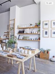 Bookhou Slow Life Slow Design A Toronto Une Maison De Vie Simple Et Belle Modele De Magasin De Detail Interieur D Appartement Interieurs De Magasins