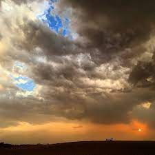 شبكة أجواء الإمارات شعبية بالرشيد الشارقة غروب الشمس سحب غيوم مطر برق رعد dlrt tm g s chasers alyasatnet instagram posts instagram sunset