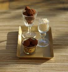 Vegan Un Mot Que L On Voit Fleurir De Plus En Plus Dans Les Magazines Sur Les Emballages De Certai Truffes Au Chocolat Truffes Au Chocolat Noir Chocolat Noir